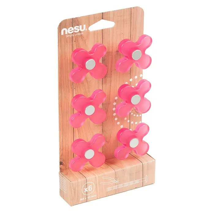 Nesu Tirador para muebles Flor fucsia 6 uds. - L x An x Al: 4,3 x 3,8 x 2,6 cm - Primer plano de seis pomos de muebles Nesu con forma de flor dispuestos en una tarjeta de madera en dos filas de tres.
