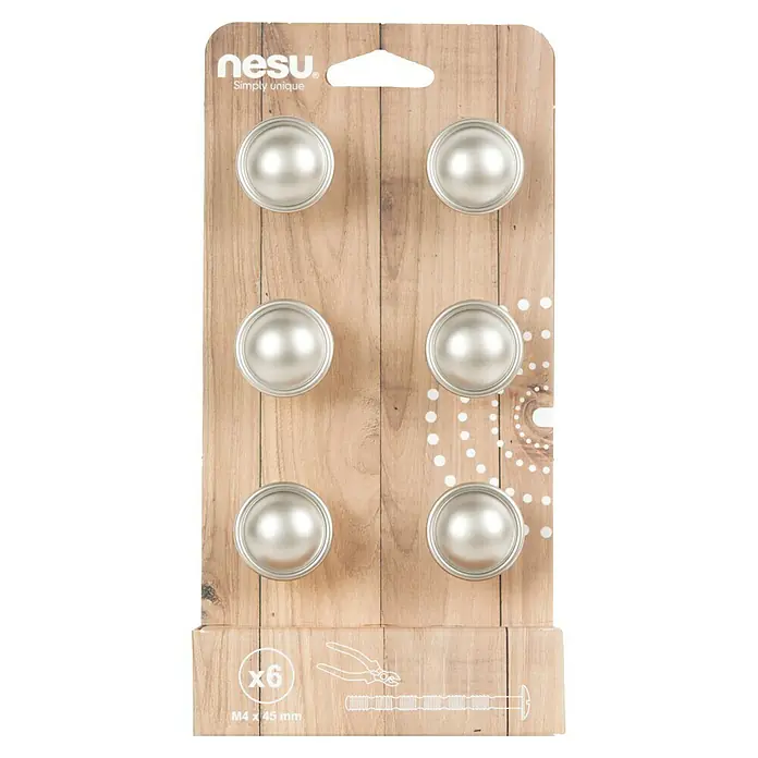 Nesu Pomo para muebles 13302 6 uds. - 6 ud., Ø x Al: 29 x 23 mm, Acero, Niquelado - Seis pomos plateados "nesu. Simply unique" sobre una tarjeta con patrón de madera, incluyendo tornillos M4 x 45 mm.