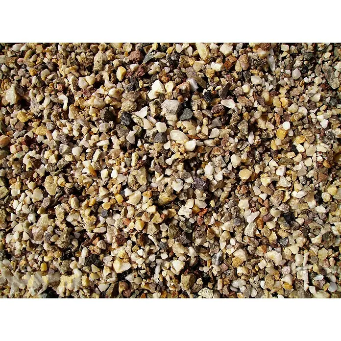 Streu- & Pflastersplitt - 850 kg, Körnung: 2 mm - 5 mm - Bild eines Haufens Zierkies in verschiedenen Braun- und Beigetönen, ideal für Gartenwege oder als dekoratives Element im Außenbereich.