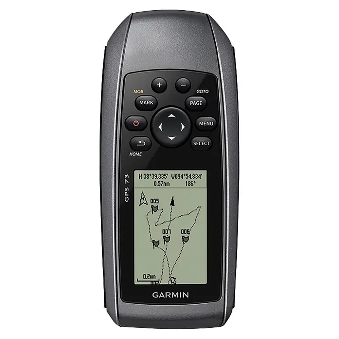 Garmin GPS Handgerät GPS 73 - L x B x H: 6,6 x 3 x 15,2 cm, Ausstattung: NMEA-Ausgang, Anschlüsse: USB - Dunkelgraues Garmin GPS 73 Handgerät mit Monochrom-Display, das Koordinaten, Entfernung, Peilung und eine Navigationskarte anzeigt.