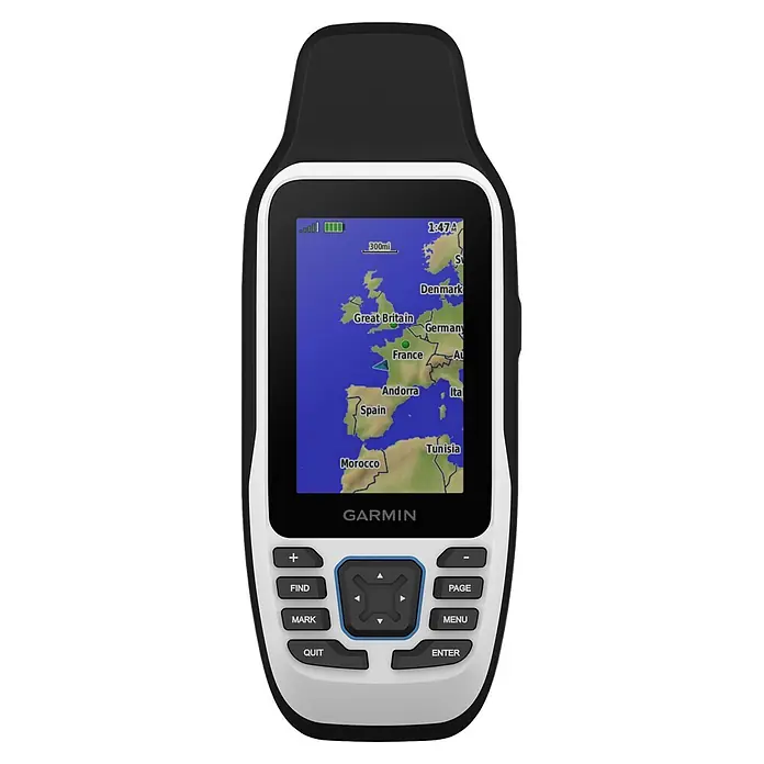 Garmin GPS Handgerät GPS 79S - L x B x H: 6,77 x 4,23 x 17,4 cm, Anschlüsse: USB, Ausstattung: NMEA-Ausgang - Schwarz-weißes Garmin Handheld-GPS-Gerät mit Europakarte auf dem Display und Steuerungstasten.