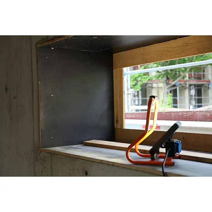 Ledvance LED-Strahler - 30 W, 2.700 lm, 4.000 K, L x B x H: 19 x 22 x 29 cm, IP44 - Baustellenansicht mit fokussierter Baustellenlampe.
