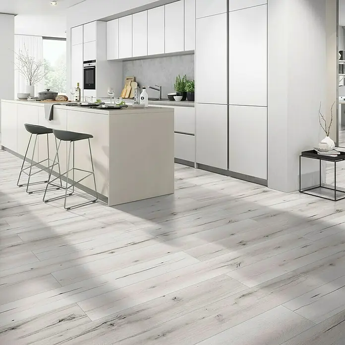 Classen Vinylbodenmuster GreenVinyl Schnee-Eiche - 300 x 173 x 3,8 mm, Landhausdiele - Helles, modernes Küchendesign mit weißen Schränken und einer Kochinsel, ergänzt durch einen stilvollen Holzboden, der dem Raum Wärme verleiht.