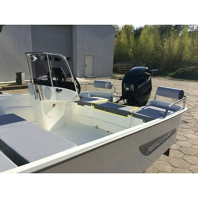 PEGAZUS Sitzkissen für zusätzlichen Rücksitz - Passend für: Pegazus Boot GFK 450, Grau - Detailansicht eines weißen Motorboots Pegazus 450 mit grauen Sitzen und einem Mercury-Motor. Hervorhebung auf der eleganten Gestaltung und Funktionalität.