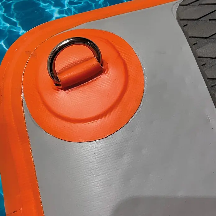 Badeleiter Dog Ramp Mini - L x B x H: 96 x 67 x 12 cm - Oranger Schlauchrand mit Metall-D-Ring auf grauer Oberfläche, neben blauem Wasser.