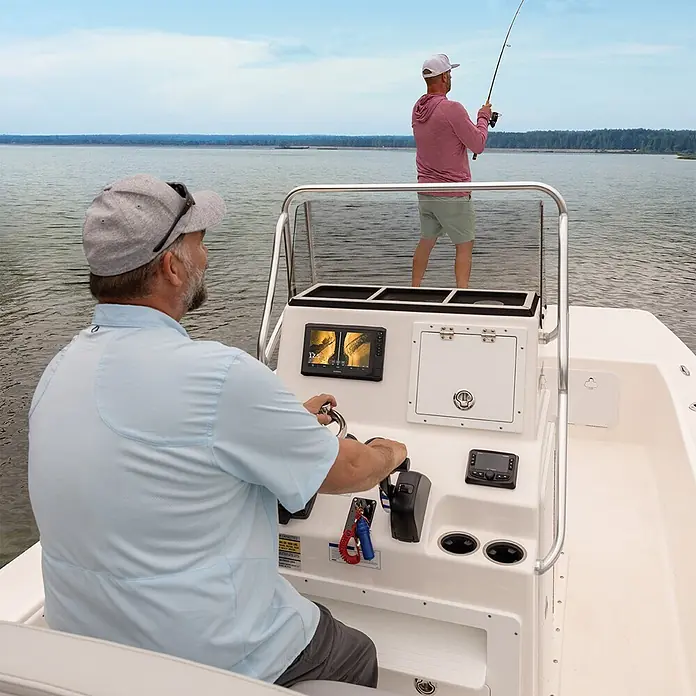Garmin Fishfinder & Kartenplotter Echomap UHD2 - Bildschirmtyp: WVGA-Farbdisplay, L x B x H: 264 x 166 x 80 mm - Schwarzer Fischfinder/Kartenplotter auf Bootskonsole, zeigt Sonarbilder zum Angeln. Ein Mann steuert.