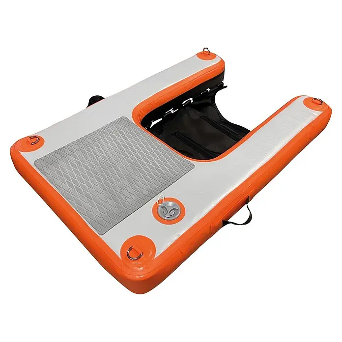 Badeleiter Dog Ramp Mini - L x B x H: 96 x 67 x 12 cm - Aufblasbare orange-weiße Schwimmplattform mit U-förmigem Ausschnitt und grauer Strukturfläche.