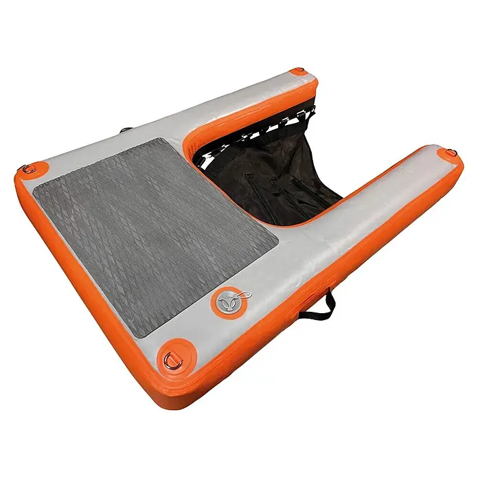 Badeleiter Dog Ramp XL - L x B x H: 129 x 89 x 17 cm - Orange-weiß aufblasbare Wasserplattform mit grauer, texturierter Oberfläche, D-Ringen und Netzstauraum.