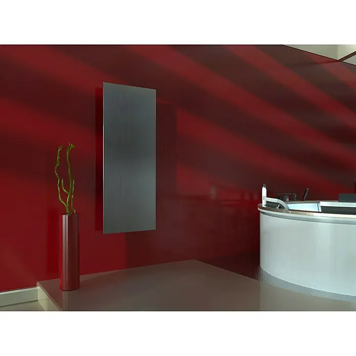 Szagato Designheizkörper Manhattan 2 - B x H: 470 x 1.200 mm, Wärmeleistung bei Vorlauftemperatur von 75 °C (D: 50): 799 W, Edelstahl matt, Ohne Handtuchhalter - Das Bild zeigt einen schlanken, grauen Heizkörper an einer roten Wand, ergänzt durch eine moderne Rezeption und eine elegante Vase.