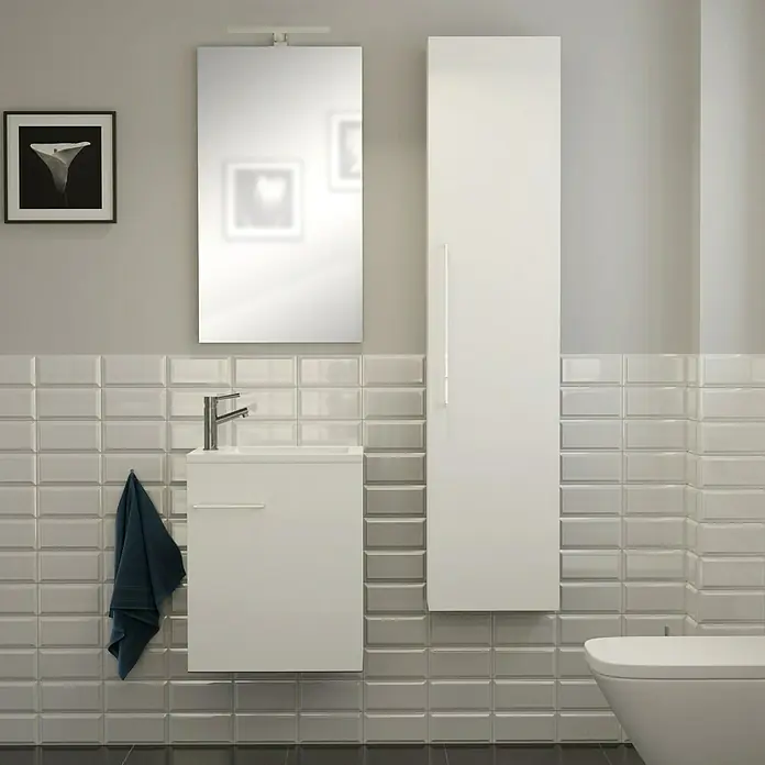 Camargue Espacio Hochschrank40 x 17 x 170 cm, Farbe Griff: Chrom, Mira - Das Bild zeigt ein modernes Badezimmer mit einem weißen Waschtischunterschrank und einem hochglänzenden Spiegelschrank. Eine elegante und funktionale Einrichtung.