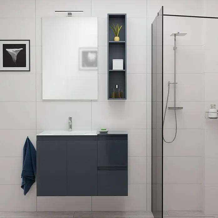 Camargue Espacio Einbauwaschbecken Puro - 60 x 46 cm, Weiß - Badezimmerinterieur mit grauem Waschtischunterschrank, Spiegel, Regal und Dusche mit Glaswand vor weiß gefliester Wand.