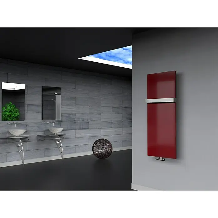 Szagato Designheizkörper Manhattan 2 - B x H: 470 x 1.200 mm, Wärmeleistung bei Vorlauftemperatur von 75 °C (D: 50): 799 W, Rot, Mit 1 Handtuchhalter (50 mm) - Roter Heizkörper mit Handtuchhalter an einer grauen Badezimmerwand, ergänzt das moderne Waschbecken und die grauen Fliesen.