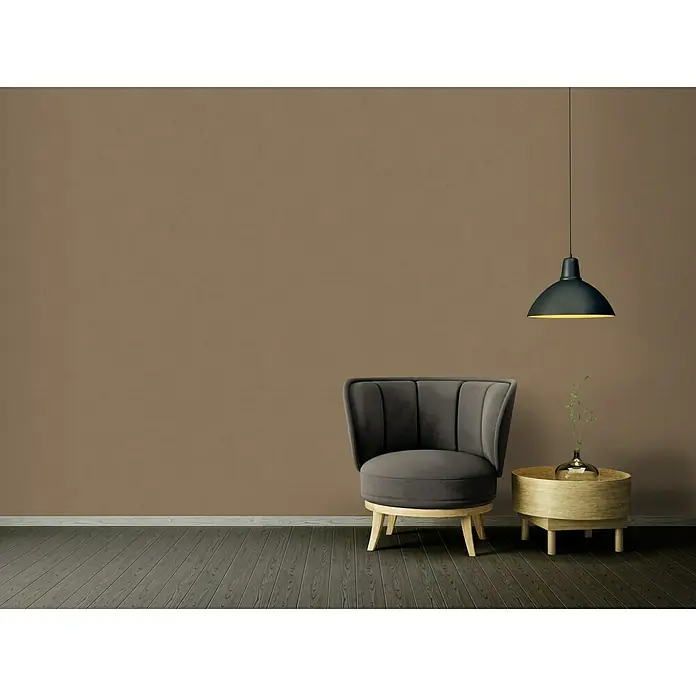 A.S. Création Ethnic Origin Vliestapete - Dunkelbraun, Uni, 10,05 x 0,53 m - Ein elegantes Interieur mit einem stilvollen Sessel, einem Beistelltisch und einer Hängelampe, die eine gemütliche Atmosphäre schaffen.