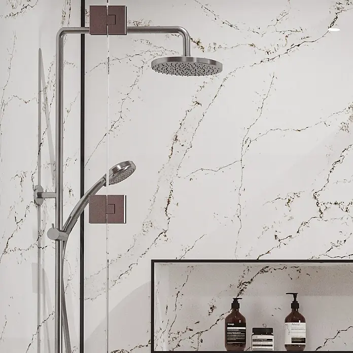 Wetwall Wandpaneel Alloy - 90 x 244 cm, Calacatta Volegno - Modernes silbernes Duschsystem mit rundem Regen-Duschkopf und Handbrause, installiert in einer Badezimmerdusche.