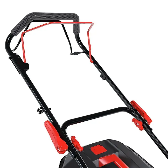 Güde Benzin-Rasenmäher Eco Wheeler 462.2R - 2,5 W - 3,4 W, 144 cm³, Schnittbreite: 460 mm - Nahaufnahme des schwarzen Rasenmähergriffs mit rotem Sicherheitsbügel und Hebeln, mit strukturiertem Griff.