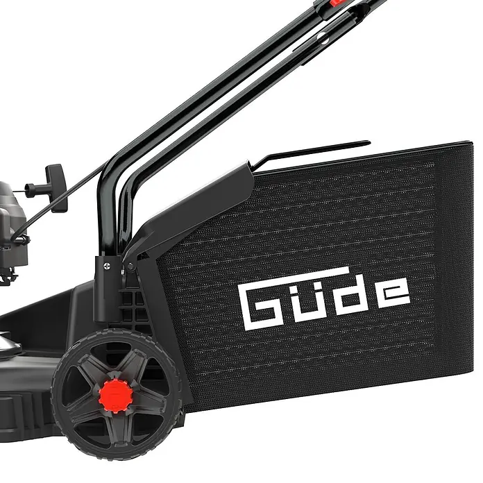 Güde Benzin-Rasenmäher Eco Wheeler 390 1,6 - 1,6 kW - 2 kW, 79,7 cm³, Schnittbreite: 390 mm - Nahaufnahme eines schwarzen Rasenmäher-Fangkorbs mit weißem GÜDE-Logo, schwarzem Griff und Rad mit roter Nabe.