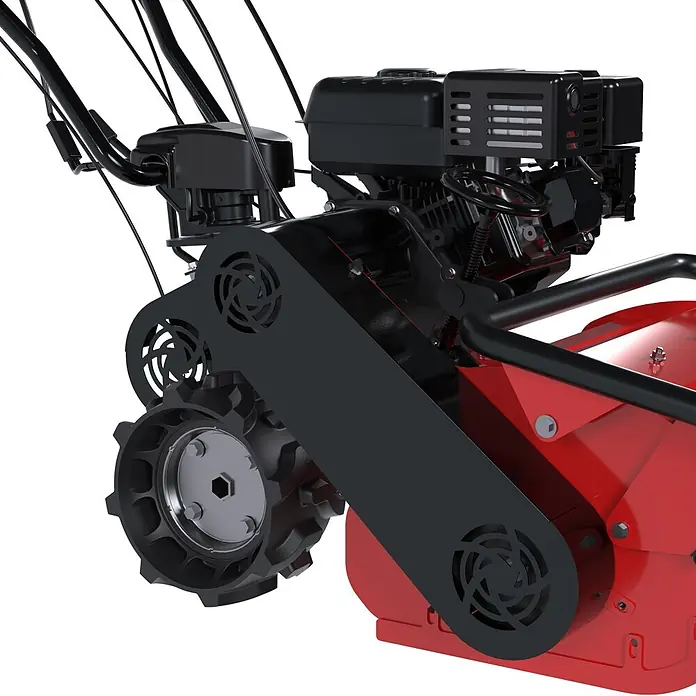 Güde Benzin-Schlegelmulcher GSM 500 - 5,3 kW - 7,2 kW, 224 cm³, Schnittbreite: 500 mm - Nahaufnahme des Motors und der Antriebskomponenten einer rot-schwarzen Gartenfräse.