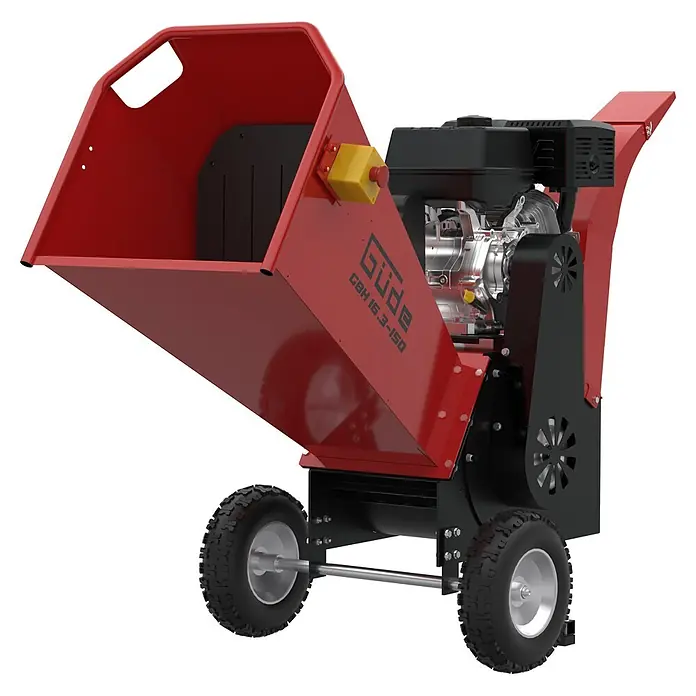 Güde Benzin-Häcksler GBH 16.3-150 - Max. Aststärke: 150 mm, Hubraum: 500 cm³ - Roter und schwarzer mobiler Holzhäcksler mit großem Einfülltrichter und Rädern. Mit sichtbarem Motor und Not-Aus-Schalter.