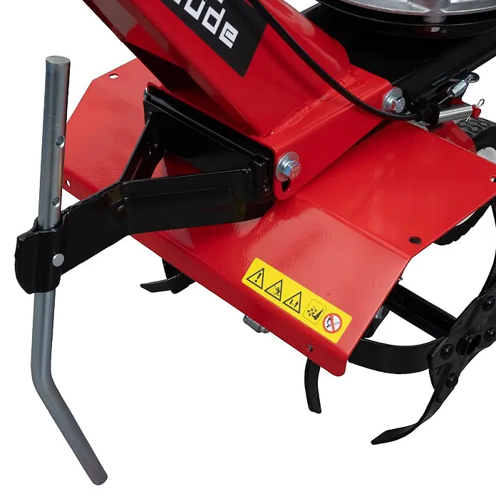 Güde Benzinmotorhacke GF 2436.1 - 2,4 kW - 3,2 kW, 139 cm³ - Rot-schwarze Gartenhacke mit scharfen Zinken, Schutzschild, Tiefenführungsstange und gelbem Sicherheitshinweis.