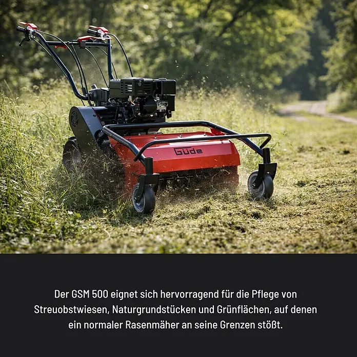 Güde Benzin-Schlegelmulcher GSM 500 - 5,3 kW - 7,2 kW, 224 cm³, Schnittbreite: 500 mm - Ein roter und schwarzer Güde GSM 500 Großflächenmäher schneidet hohes Gras auf einer Naturwiese. Grasschnitt fliegt um die Maschine.