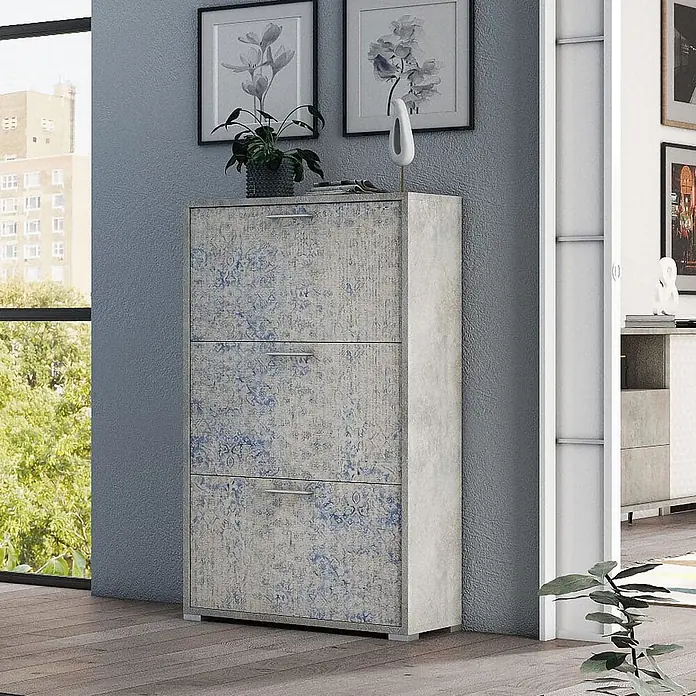 Kiamami Valentina Schuhschrank - L x B x H: 67 x 28 x 112 cm, Mehrfarbig - Modernes Schuhschrank mit drei Kippfächern, hellgrau-blau distressed Oberfläche, in einem Wohnraum.