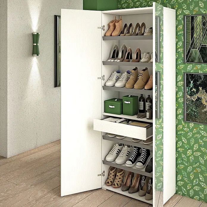 Kiamami Valentina Schuhschrank - L x B x H: 72 x 37 x 195 cm, Wiss, Zementfarbe - Weißer Schuhschrank mit grauen Regalen, geöffnet mit Schuhen, ausziehbarer Schublade und grünen Boxen.