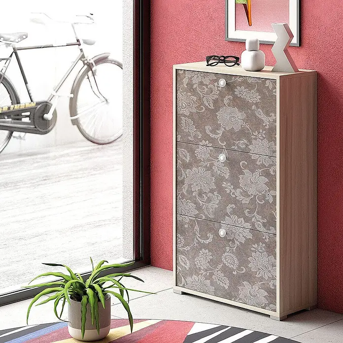Kiamami Valentina Schuhschrank - L x B x H: 67 x 28 x 112 cm, Mehrfarbig - Hohe Kommode in heller Holzoptik mit drei gemusterten Schubladen, zur Aufbewahrung in einem Raum.