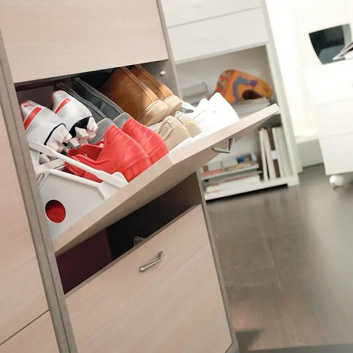 Kiamami Valentina Schuhschrank - L x B x H: 67 x 28 x 112 cm, Holz mittel - Heller Holzschuhschrank mit offener Klapptür, die verschiedene Schuhe im Inneren zeigt, in einer Wohnumgebung.
