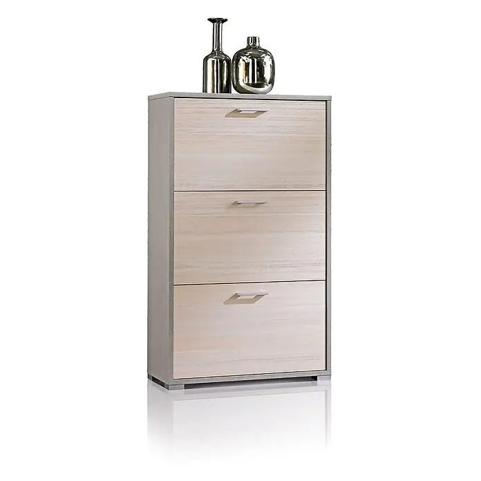 Kiamami Valentina Schuhschrank - L x B x H: 67 x 28 x 112 cm, Holz mittel - Dreischübige Kommode mit hellen Holzfronten, grauem Rahmen, silbernen Griffen und zwei metallischen Ziergefäßen oben.