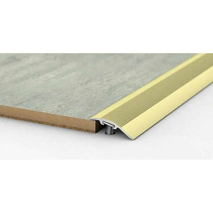 LOGOCLIC Anpassprofil 205 - Sahara, 0,9 m x 37 mm, Montageart: Schrauben - Nahaufnahme eines goldenen Übergangsprofils zwischen zwei Bodenbelägen, das eine saubere und ästhetische Verbindung schafft.