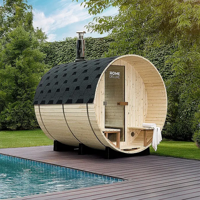Home Deluxe Fasssauna LAGOM DELUXE - Holzofen, Holz - Helle Holz-Fasssauna mit dunklem Schindeldach, im Garten am Pool für Wellness im Freien.