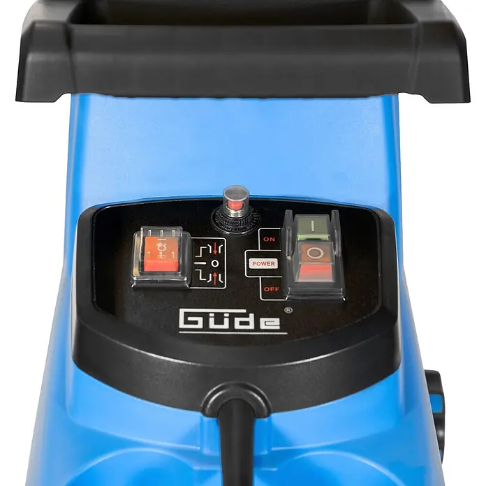 Güde Elektro-Walzenhäcksler GH 2801 Silent - Max. Aststärke: 44 cm - Blau-schwarzes Güde Maschinenbedienfeld mit roten und grünen Schaltern, einem zentralen roten Reset-Knopf und einem schwarzen Stromkabel.
