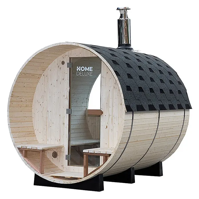 Home Deluxe Fasssauna LAGOM DELUXE - Holzofen, Holz - Outdoor-Fasssauna aus hellem Holz mit dunklem Schindeldach, Glastür, Schornstein und Innenbänken.