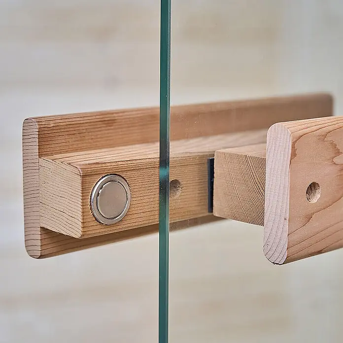 Home Deluxe Fasssauna LAGOM DELUXE - Holzofen, Holz - Glasscheibe gesichert durch helle Holz-Magnetverschlüsse mit eingelassenem Silbermagnet.