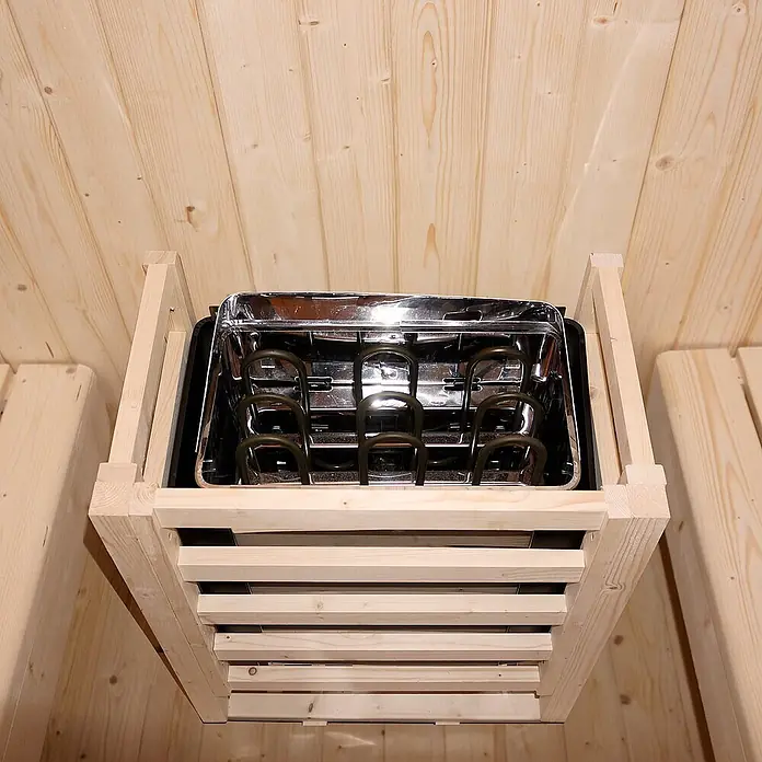 Home Deluxe Fasssauna CUBE L - Elektroofen, Holz, L x B x H: 180 x 192,8 x 194 cm - Metallischer Saunaofen mit dunklen Heizelementen, in einem hellen Holzschutzrahmen in einer Sauna.