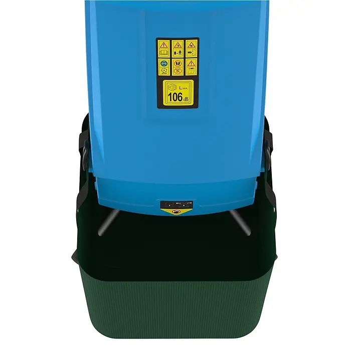 Güde Elektro-Messerhäcksler GH 2501 - Max. Aststärke: 4,5 cm - Blauer Gartenhäcksler mit dunkelgrünem Auffangsack, von oben gesehen.