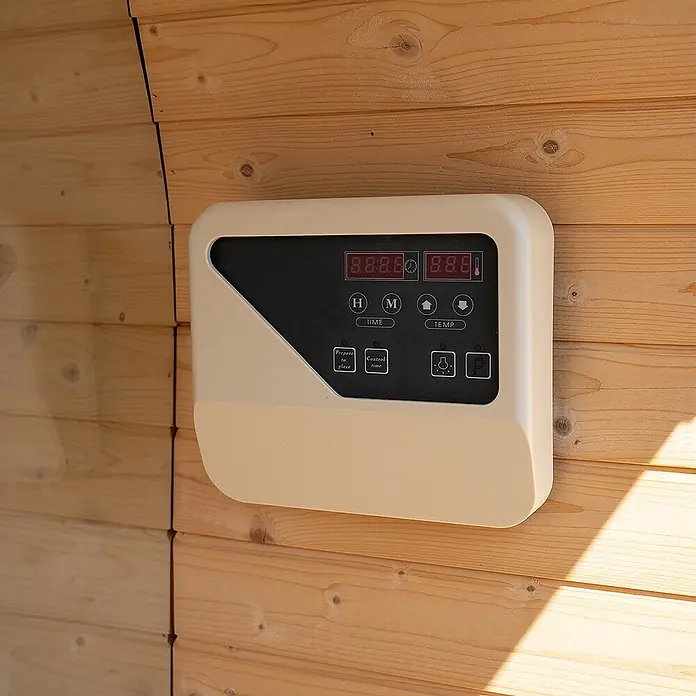 Home Deluxe Fasssauna HYGGE DELUXE Größe: 230 x 220 cm - Elektroofen, Holz, L x B x H: 260 x 230 x 220 cm - Beiges digitales Bedienfeld mit schwarzem Display und roten LED-Anzeigen für Zeit und Temperatur, an einer Holzwand montiert.