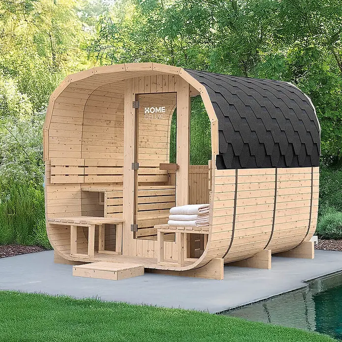 Home Deluxe Fasssauna HYGGE DELUXE Größe: 230 x 220 cm - Elektroofen, Holz, L x B x H: 260 x 230 x 220 cm - Hölzerne Fasssauna mit dunklem Dach und Außenbänken, im Freien neben einem Pool.
