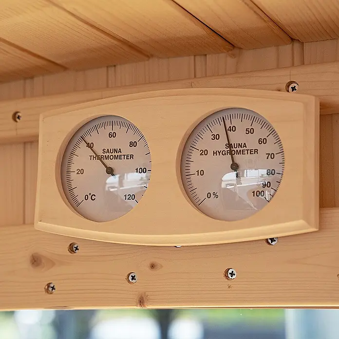 Home Deluxe Fasssauna HYGGE DELUXE Größe: 230 x 220 cm - Elektroofen, Holz, L x B x H: 260 x 230 x 220 cm - Sauna-Thermometer und Hygrometer aus hellem Holz. Es zeigt Temperatur in Celsius und Luftfeuchtigkeit an.