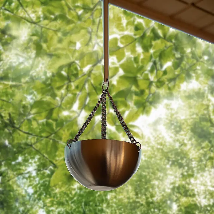 Home Deluxe Fasssauna HYGGE DELUXE Größe: 230 x 220 cm - Elektroofen, Holz, L x B x H: 260 x 230 x 220 cm - Hängende Pflanzschale aus gebürsteter Bronze mit Ketten, an einer Stange aufgehängt.