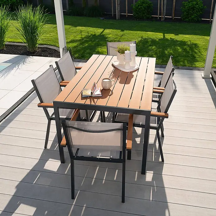 Home Deluxe Gartentisch CANTOS - L x B x H: 150 x 90 x 75 cm, Anthrazitgrau - Gartengarnitur mit rechteckigem Tisch in Holzoptik und Stühlen mit dunklen Gestellen und hellen Netzsitzflächen auf einer Terrasse.
