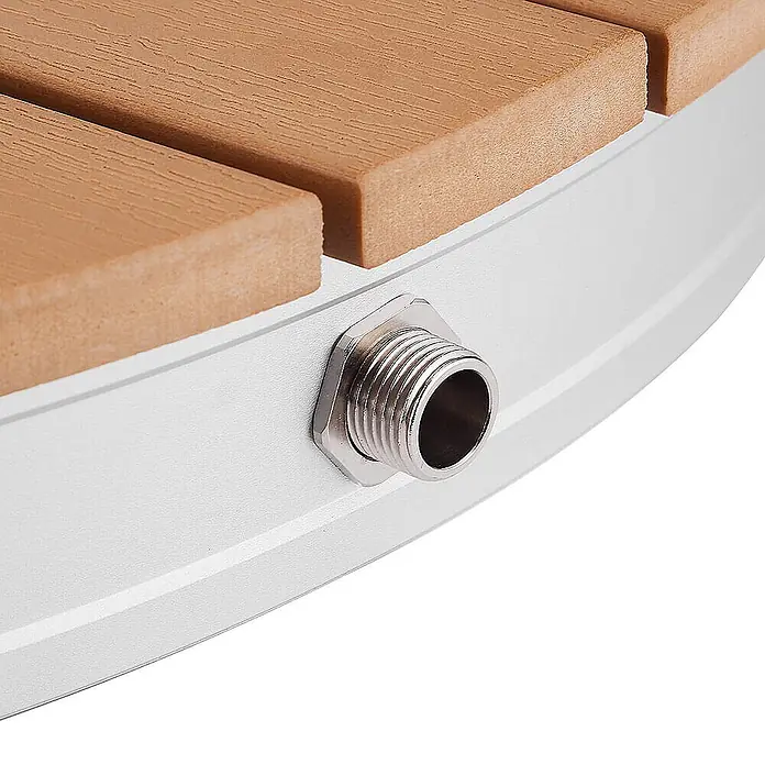 Home Deluxe Bodendusche CALIA - Teak - Nahaufnahme einer Außenduschenbasis mit hellbraunen WPC-Dielen und einem silbernen Gewinde-Wasseranschluss.