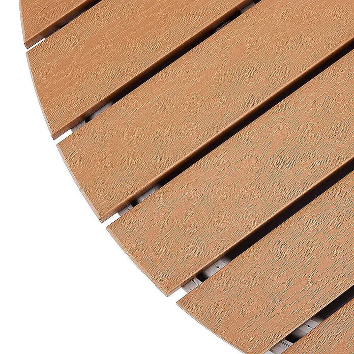 Home Deluxe Bodendusche CALIA - Teak - Geschwungene braune WPC-Terrassenplatte mit Holzmaserung und Lattenstruktur.