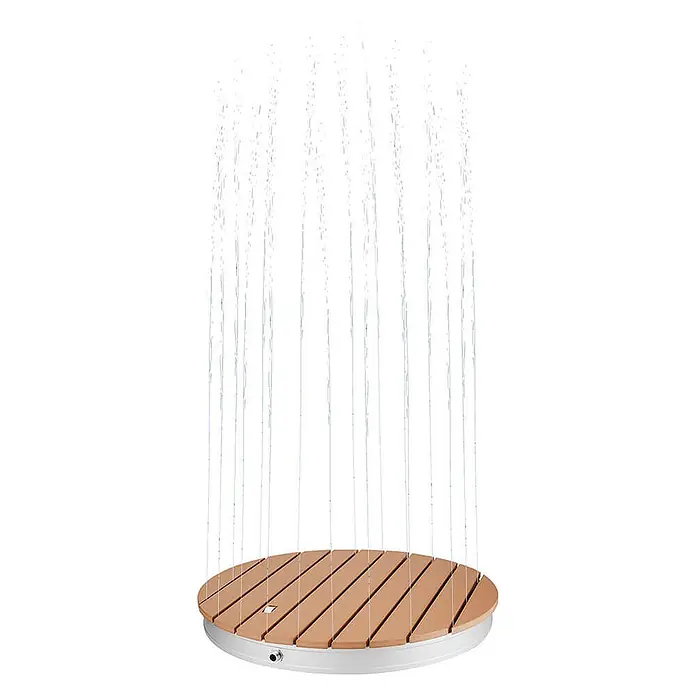Home Deluxe Bodendusche CALIA - Teak - Gartendusche mit runder Holzlamellenplattform und weißem Sockel, aus dem Wasserstrahlen aufsteigen.