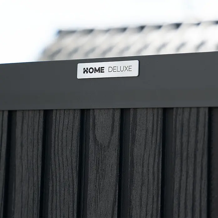 Home Deluxe Sichtschutzelement CALLADO PREMIUM - Höhe: 115 cm, Ausführung: 1 x Element + 2 x Pfosten - Verbundwerkstoff, Anthrazit - Dunkelgraues Produkt mit "HOME DELUXE"-Etikett, mit texturierten schwarzen Holzoptik-Vertikalpaneelen.