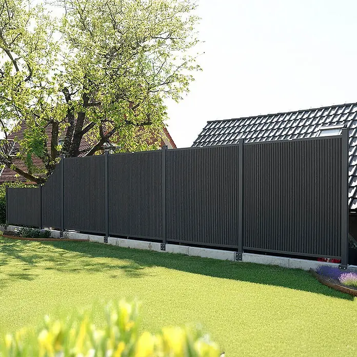Home Deluxe Sichtschutzelement CALLADO PREMIUM - Höhe: 185 cm, Ausführung: 1 x Element + 2 x Pfosten - Verbundwerkstoff, Anthrazit - Anthrazitfarbener Lamellen-Sichtschutzzaun im Garten, bietet visuellen Schutz.