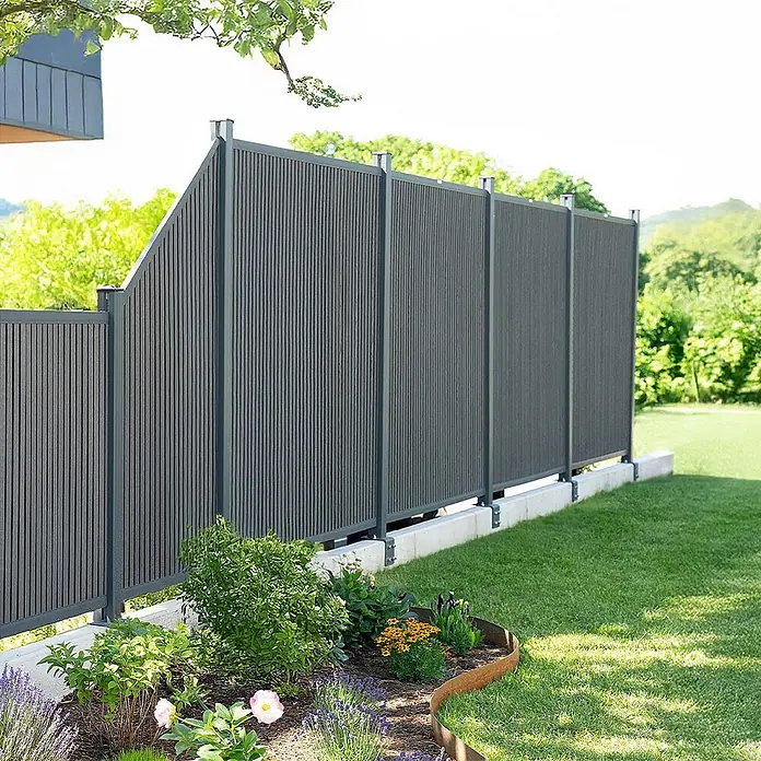 Home Deluxe Sichtschutzelement CALLADO PREMIUM - Höhe: 185 cm, Ausführung: 1 x Element + 2 x Pfosten - Verbundwerkstoff, Anthrazit - Anthrazitfarbener WPC-Sichtschutzzaun mit vertikalen Lamellen im Garten.