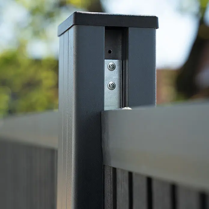 Home Deluxe Sichtschutzelement CALLADO PREMIUM Paneele: Horizontal - Verbundwerkstoff, Anthrazit - Dunkelgrauer Aluminium-Zaunpfosten mit schwarzer Kappe, mit einer Zaunplatte durch Metallhalterung und Schrauben verbunden.