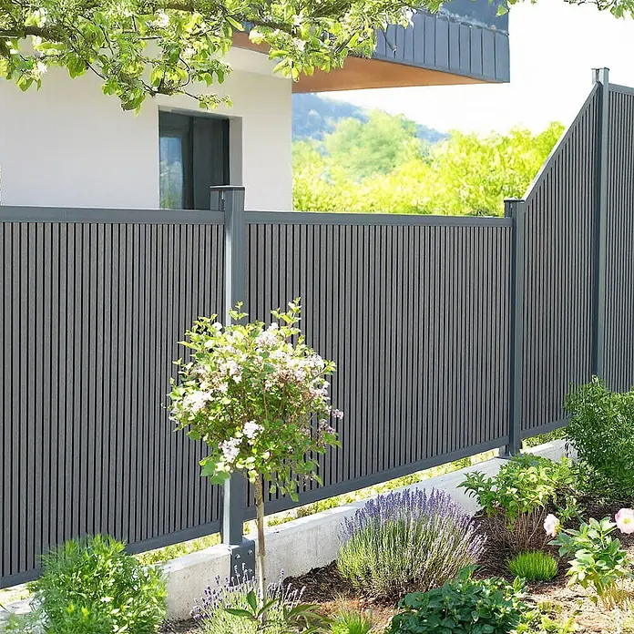 Home Deluxe Sichtschutzelement CALLADO PREMIUM - Höhe: 115 cm, Ausführung: 1 x Element + 2 x Pfosten - Verbundwerkstoff, Anthrazit - Dunkelgrauer Lamellenzaun für Sichtschutz und elegantes Gartendesign.