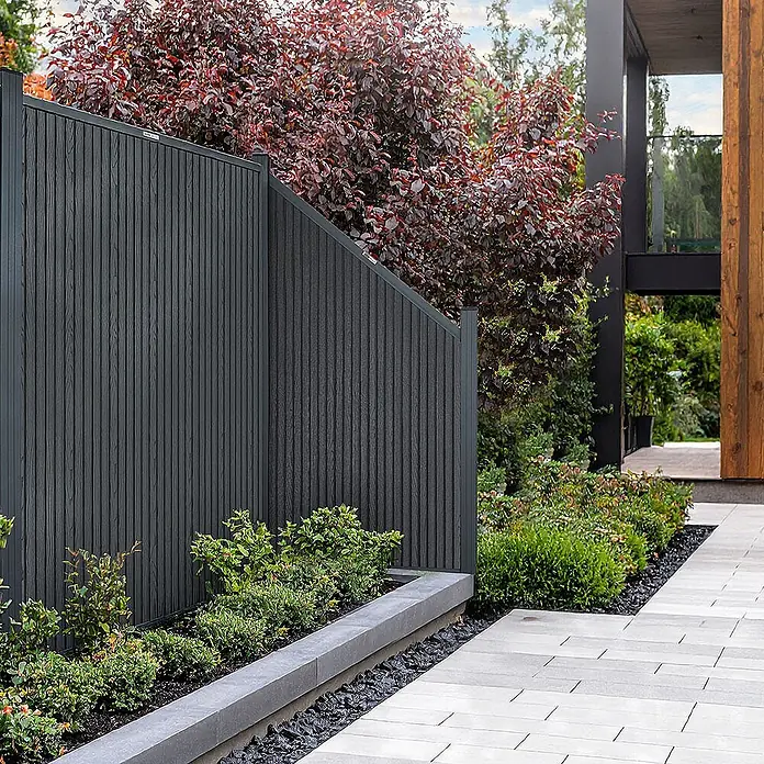 Home Deluxe Sichtschutzelement CALLADO PREMIUM Paneele: Vertikale Paneele - Verbundwerkstoff, Anthrazit - Dunkelgrauer WPC-Zaun mit vertikalen Paneelen, als Sichtschutz in einem modernen Garten.